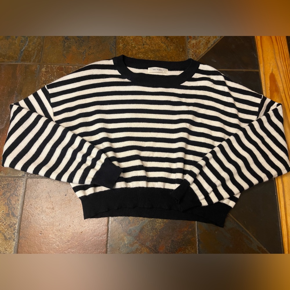 Black and White Cropped Long Sleeve T-Shirt